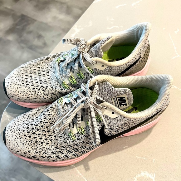 Nike Shoes - ✨ Nike ✨ shoes!! Size 7!
